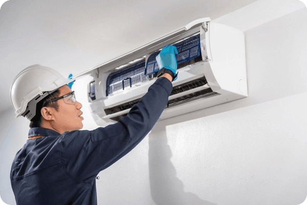 Técnico trabajando en aire acondicionado